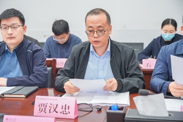 贾汉忠经理主持报告会(1).jpg