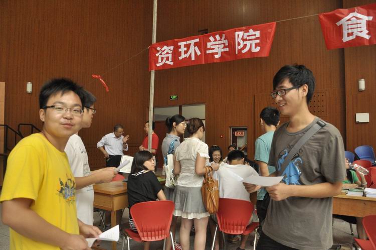 yl7703永利热烈迎接新生入学1.jpg