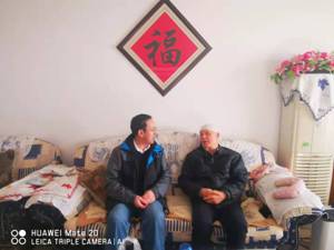 be0cdc41806c48bc8fe782bf6d644d72.jpg 5吕家珑经理看望慰问李岗教授.jpg