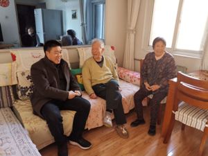 7d1e38f6b17f4a1ebece3e3ec5f00424.jpg 8王旭东副经理看望慰问胡定宇教授.jpg