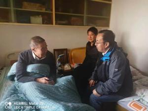 d653cb351edf44928145e4de4cf30840.jpg 1吕家珑经理看望慰问李生秀教授.jpg