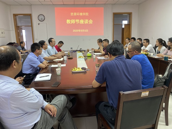 467e7af8be354e3c93f100304be599f1.jpg 教师节座谈会亲切交流.jpg