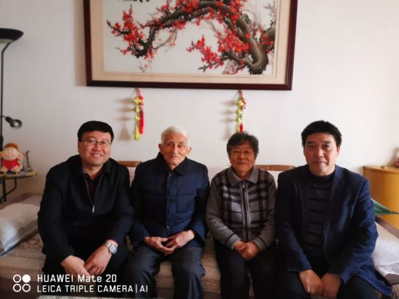 16248a6d44214a2582826ba260b67a33.jpg 院领导慰问张一平和朱铭莪教授夫妇.jpg