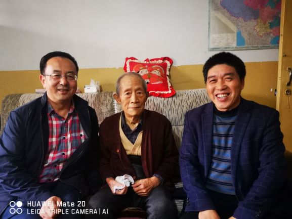 1b5848c152dd49e496171092fe459165.jpg 院领导慰问李祖荫教授.jpg