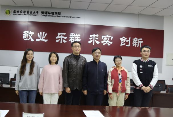 89096bc0540c4589a76a77ff67bd370d.jpg 与新疆籍员工代表合影.jpg