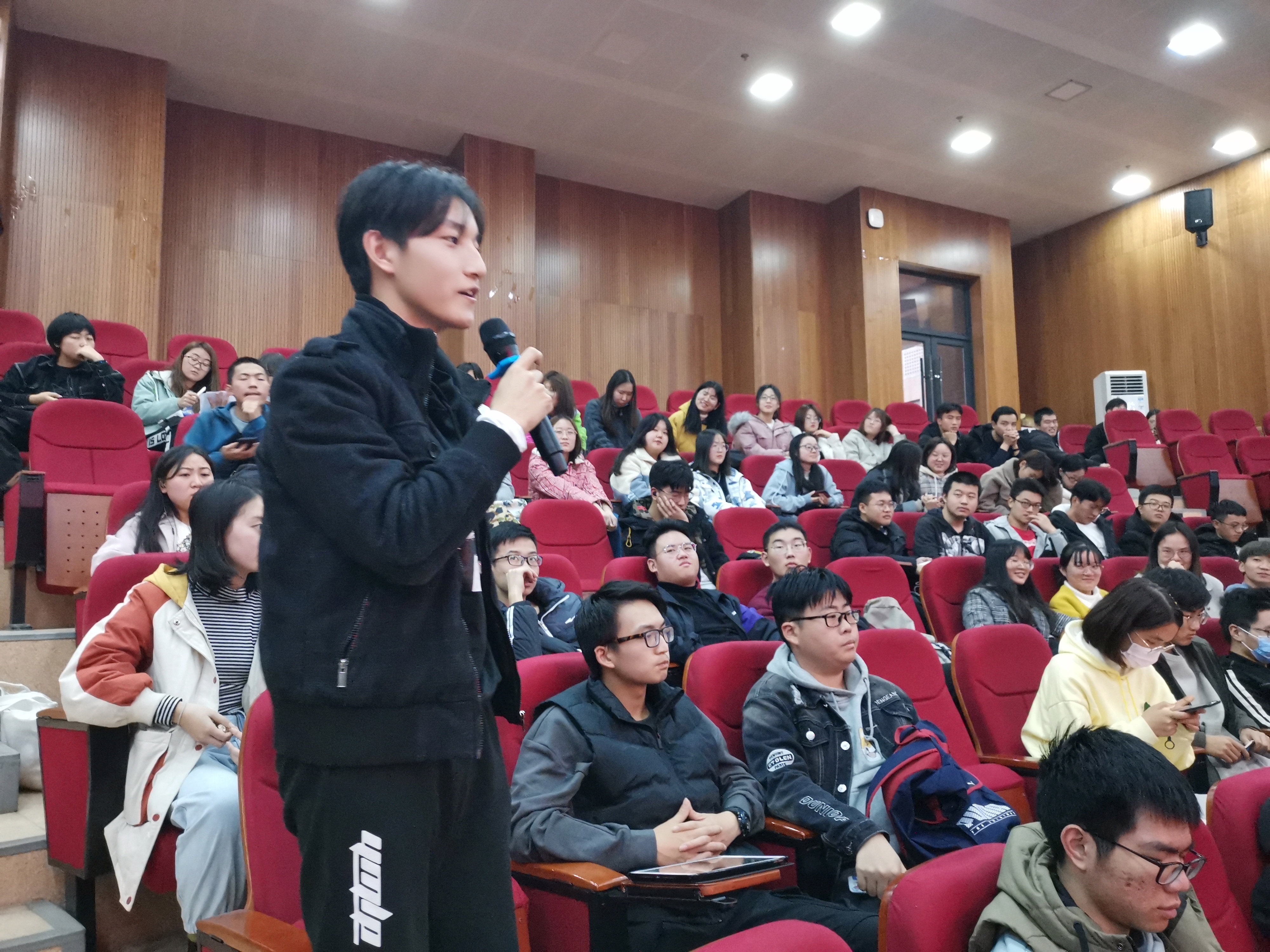 93187391377b4a7898c87da64c6e4f2b.jpg 同学现场提问.jpg