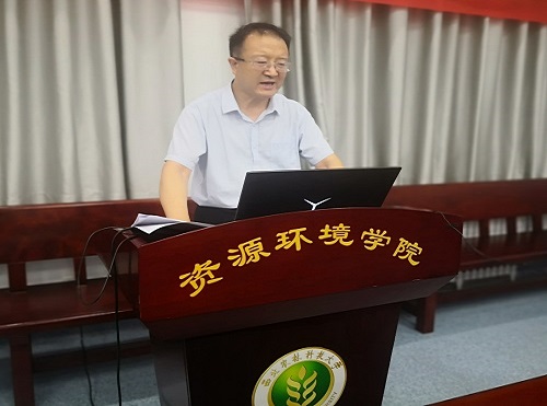 a1fedbb0b7c64561a2f0068efadb6be7.jpg 经理田霄鸿教授在闭营仪式上作总结讲话.jpg